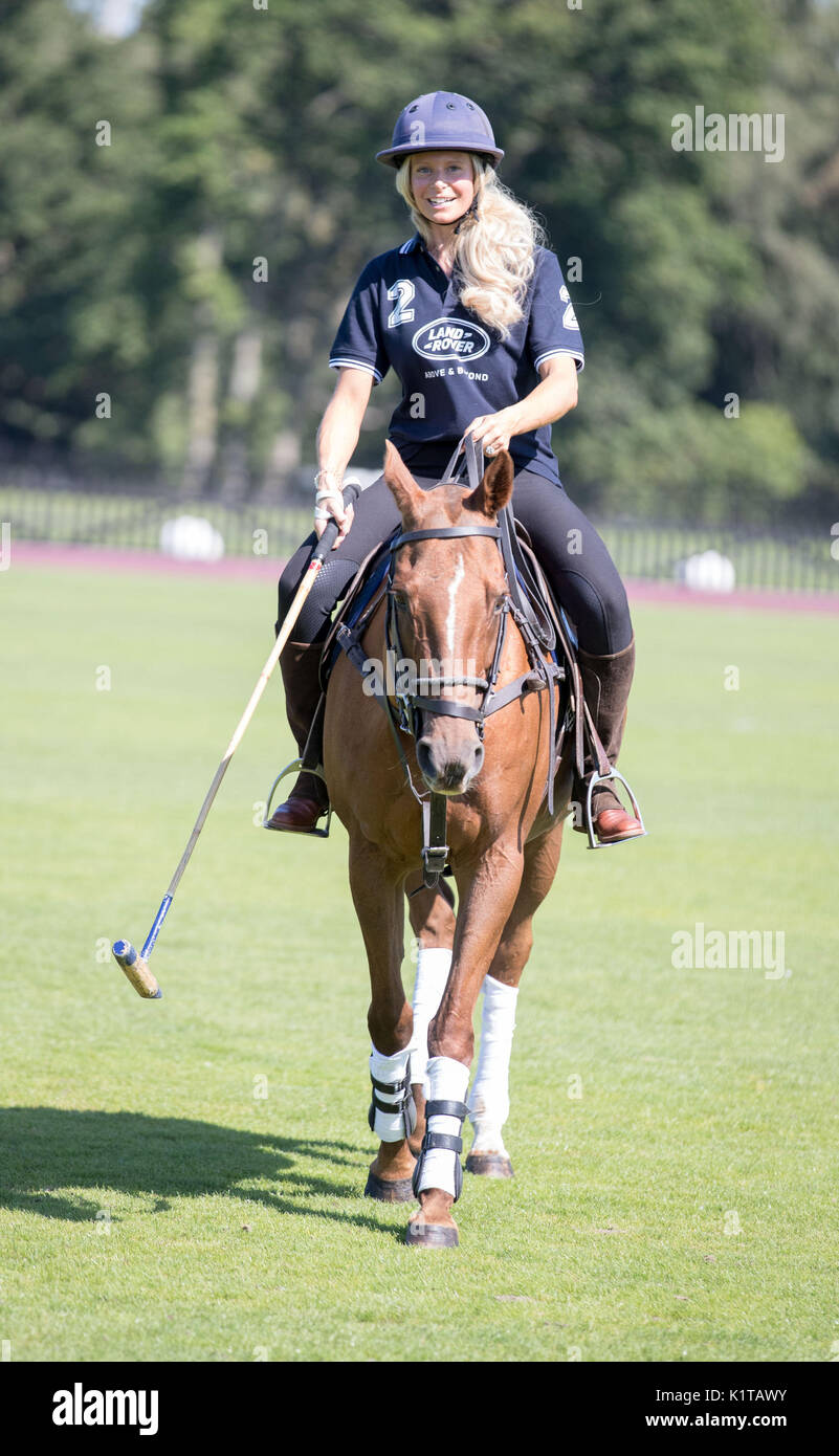 Sian Robinson, Ehefrau von ex-rugby spieler Jason Robinson lernt Polo aus  UK Polo player Max Charlton zu spielen vor dem Land Rover Herzog von  Cornwall Trophy Finale von Guards Polo Club in