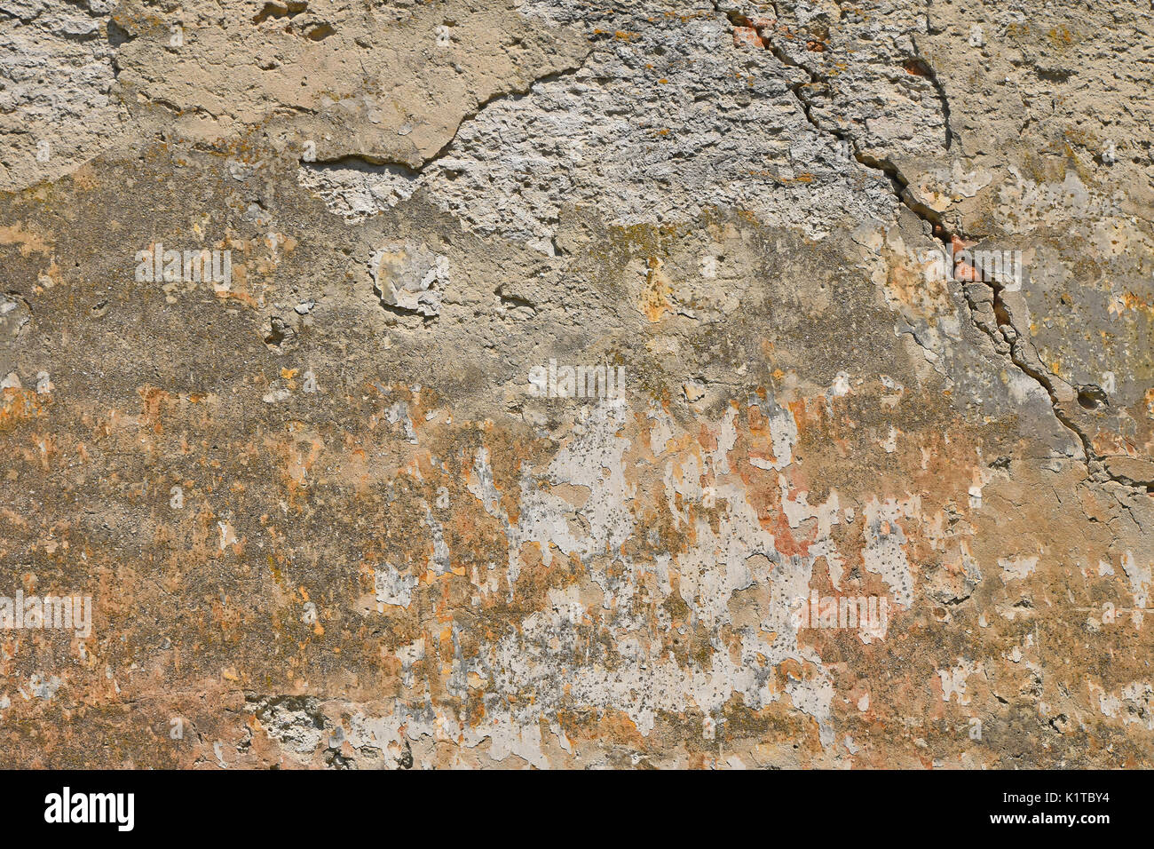 Schmutzige Grunge graue Wand mit Skalierung Peeling Putz und rostig braune Flecken, Risse, Textur-Hintergrund und sags Stockfoto