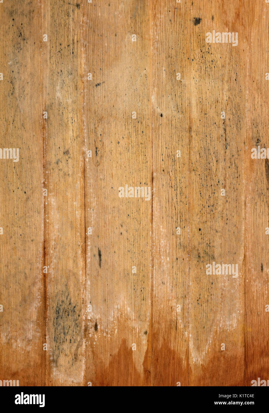 Vintage Brown barrel Holz- vertikale Planken Hintergrund Textur mit Kratzern und schwarze Flecken über Holz von alten Eichenfass unten, in der Nähe Stockfoto