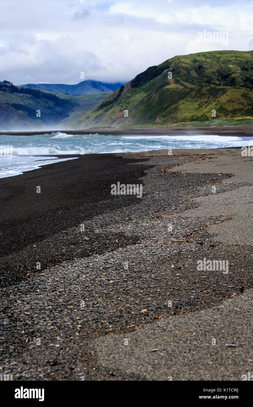 Die Küste von Kalifornien erstreckt sich für Meilen mit lieblichen grünen Hügeln entlang der Lost Coast Stockfoto