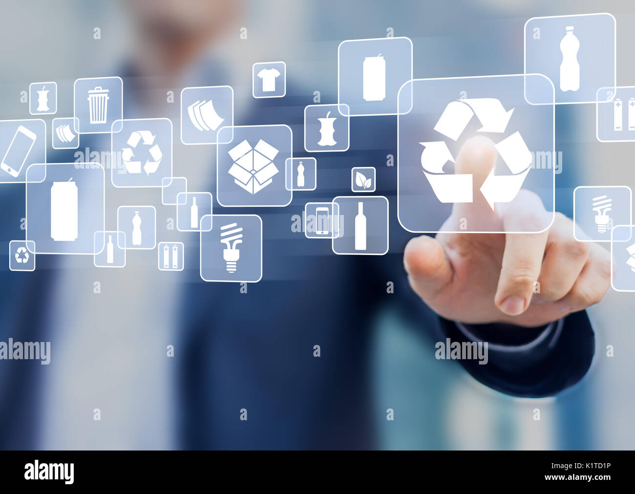Wiederverwertbare Abfälle sortieren Management auf virtuellen Bildschirm und Person berühren recycling Symbol (Papier, Plastik, Metall, Glas, Flasche, Stockfoto