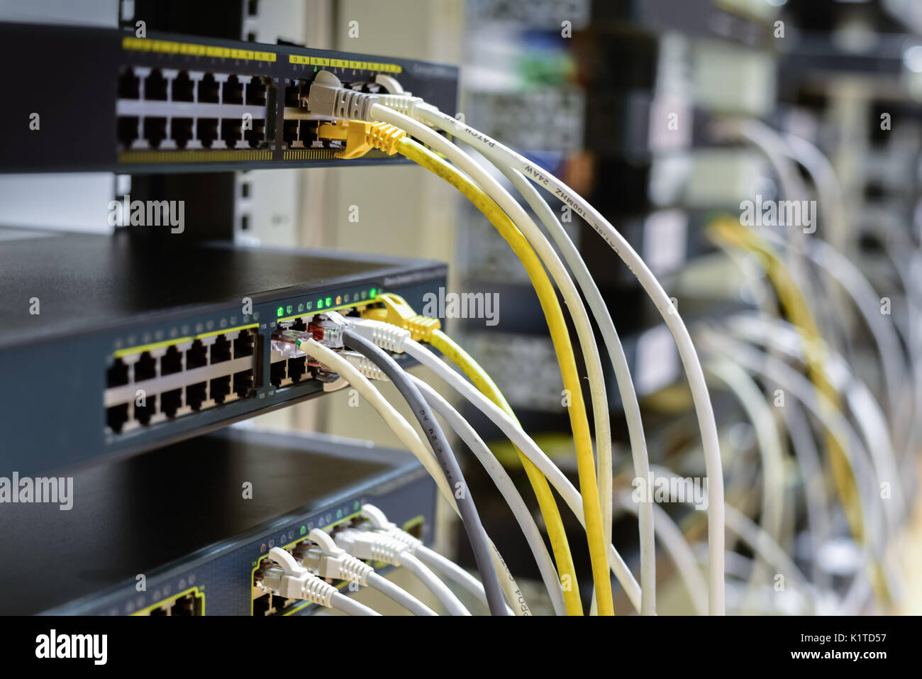 RJ45 Kabel gesteckt Switches im Rack Stockfoto