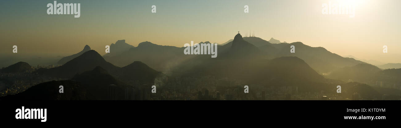 Panoramablick auf die Landschaft Foto von Bergen über Rio de Janeiro, Brasilien Stockfoto