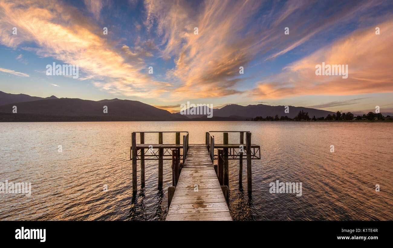 Landschaft Foto eines Sonnenuntergangs über den Lake Te Anau, Fjordland, Neuseeland Stockfoto