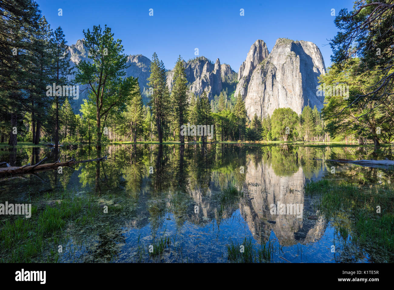 Reflexion der Klippen im Yosemite National Park, Kalifornien, USA Stockfoto