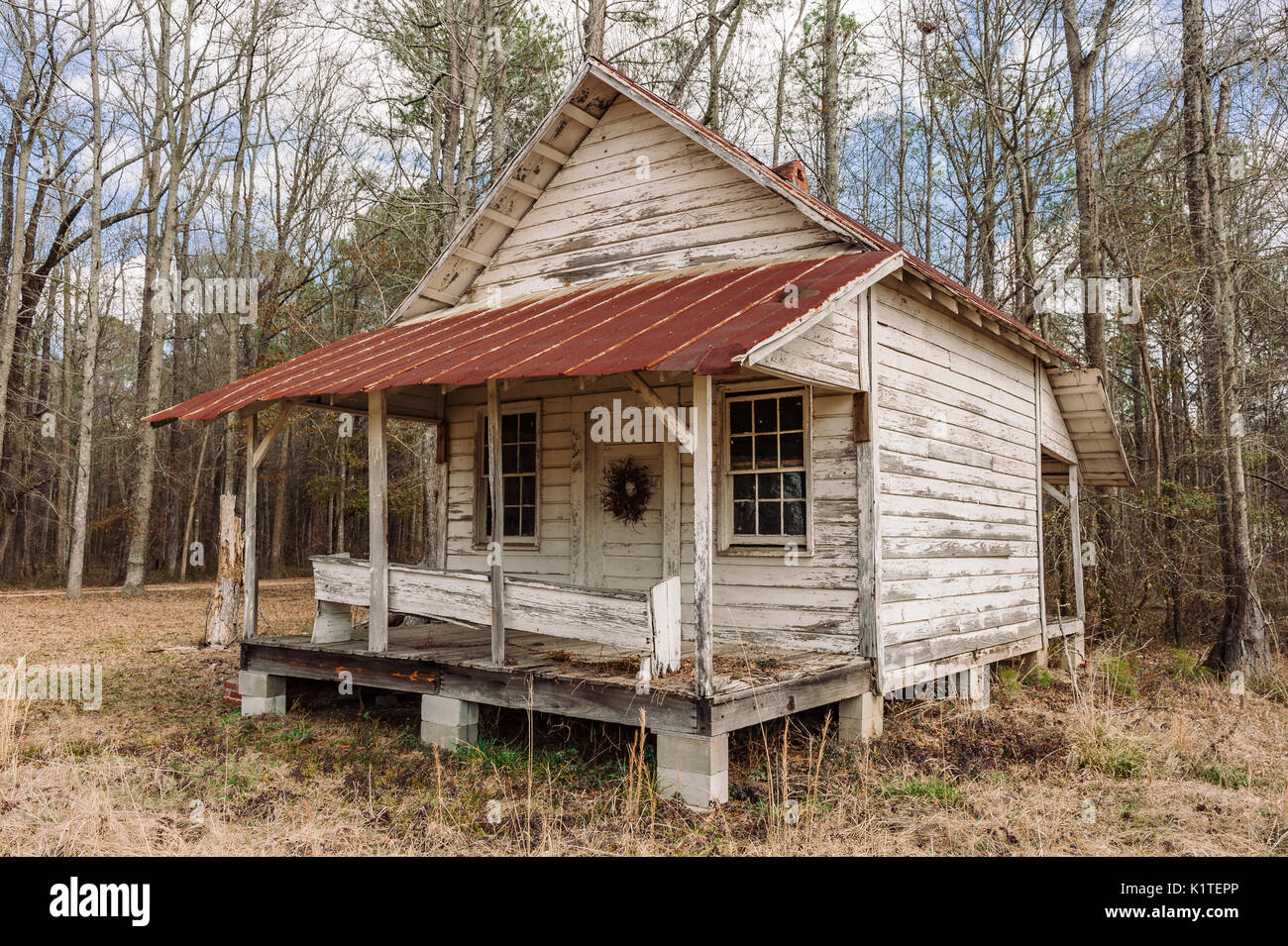 Alten, verlassenen Holzhütte mit einer überdachten Veranda, auf den Piers, in ländlichen Alabama, USA. Stockfoto