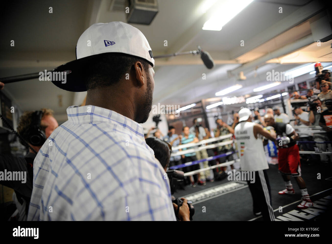 Curtis '50 Cent' Jackson Uhren als Boxer Floyd Mayweather Jr. Züge Frontmedien Mayweather Boxing Gym April 24,2012 Las Vegas, Nevada. Stockfoto