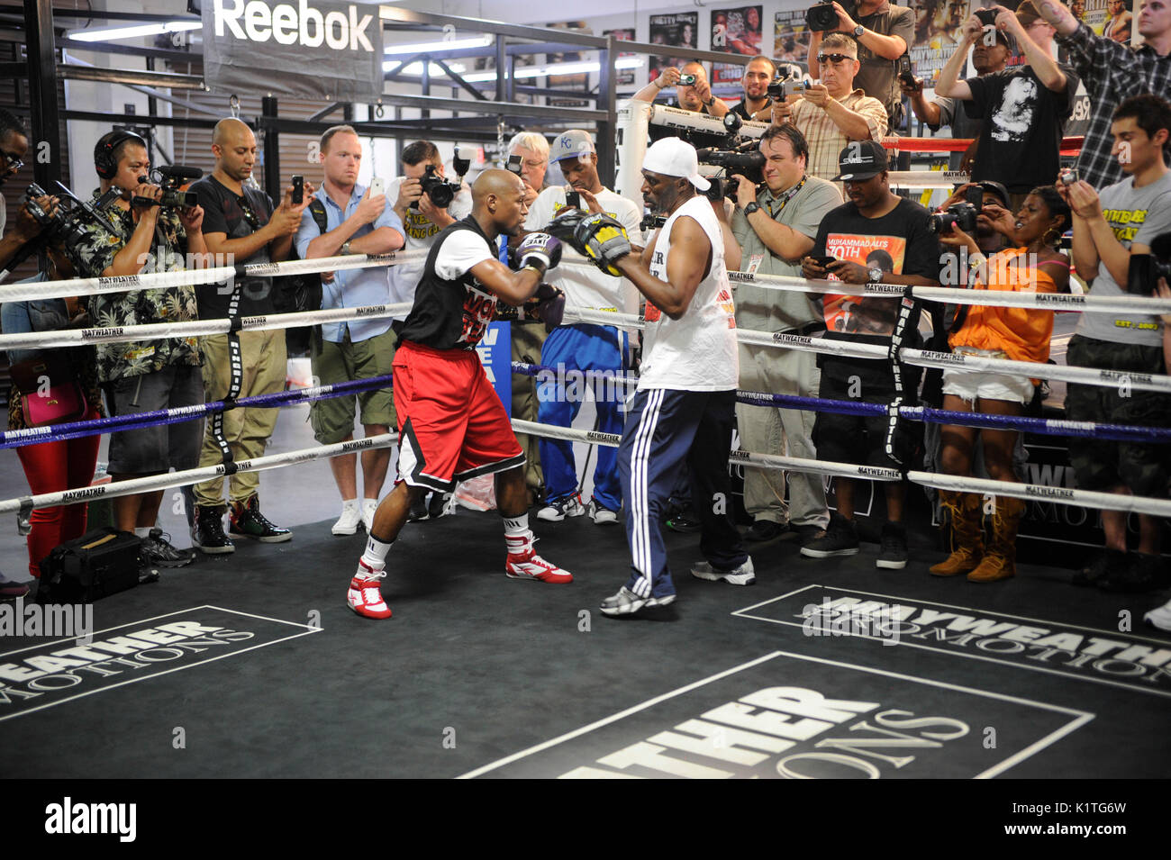 Boxer Floyd Mayweather Jr. trainiert Frontmedien Mayweather Boxing Gym April 24,2012 Las Vegas, Nevada. Stockfoto
