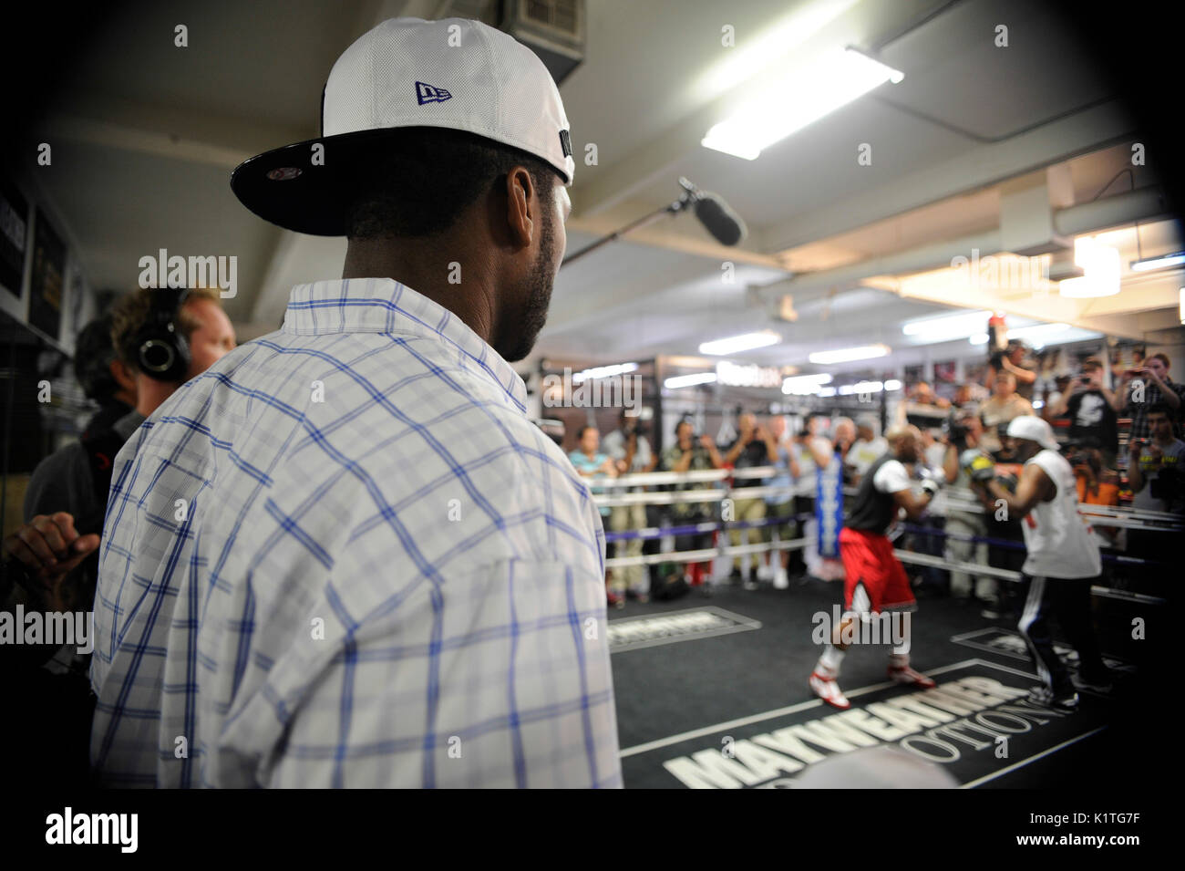 Curtis '50 Cent' Jackson Uhren als Boxer Floyd Mayweather Jr. Züge Frontmedien Mayweather Boxing Gym April 24,2012 Las Vegas, Nevada. Stockfoto