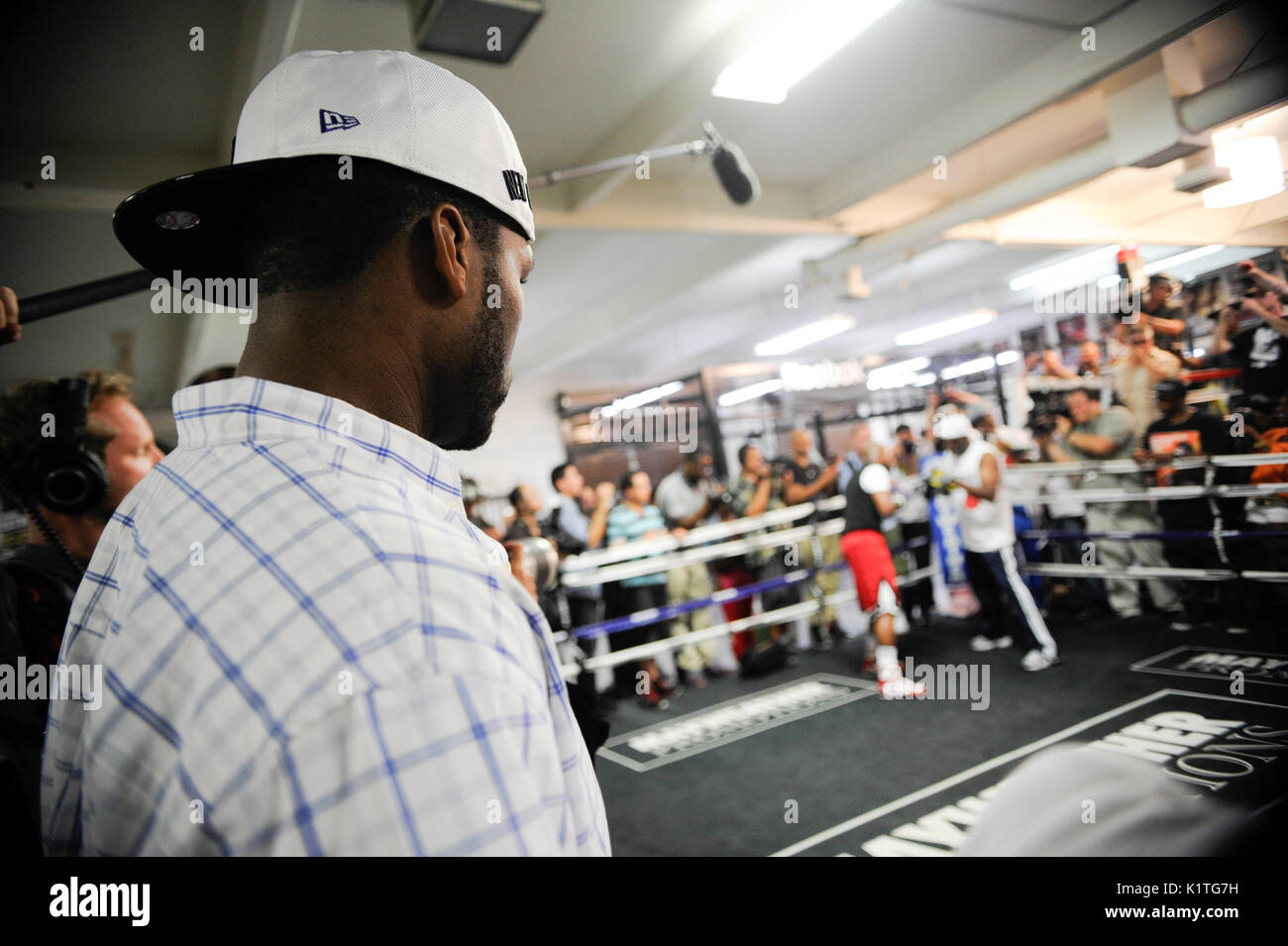 Curtis '50 Cent' Jackson Uhren als Boxer Floyd Mayweather Jr. Züge Frontmedien Mayweather Boxing Gym April 24,2012 Las Vegas, Nevada. Stockfoto