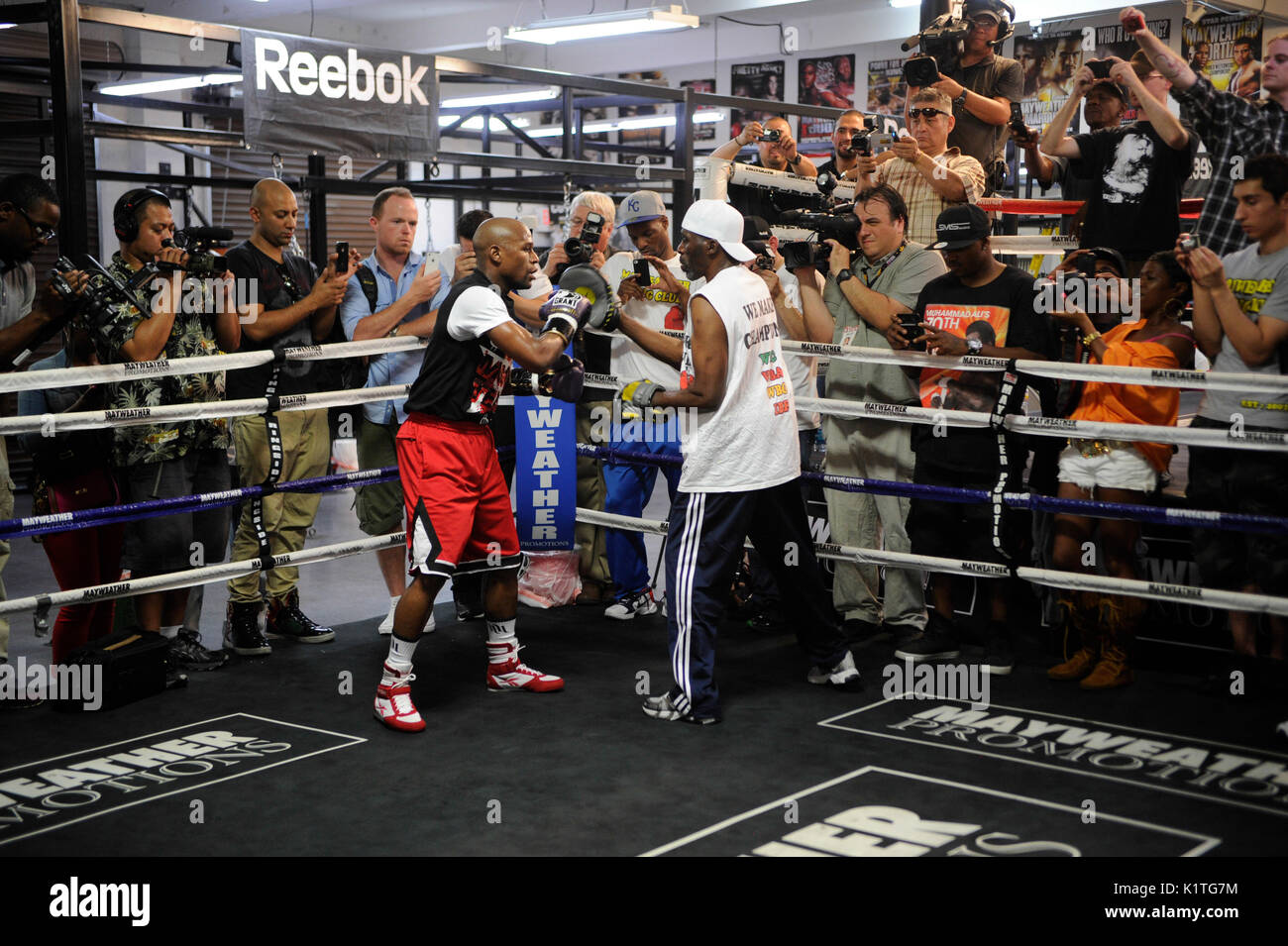 Boxer Floyd Mayweather Jr. trainiert Frontmedien Mayweather Boxing Gym April 24,2012 Las Vegas, Nevada. Stockfoto