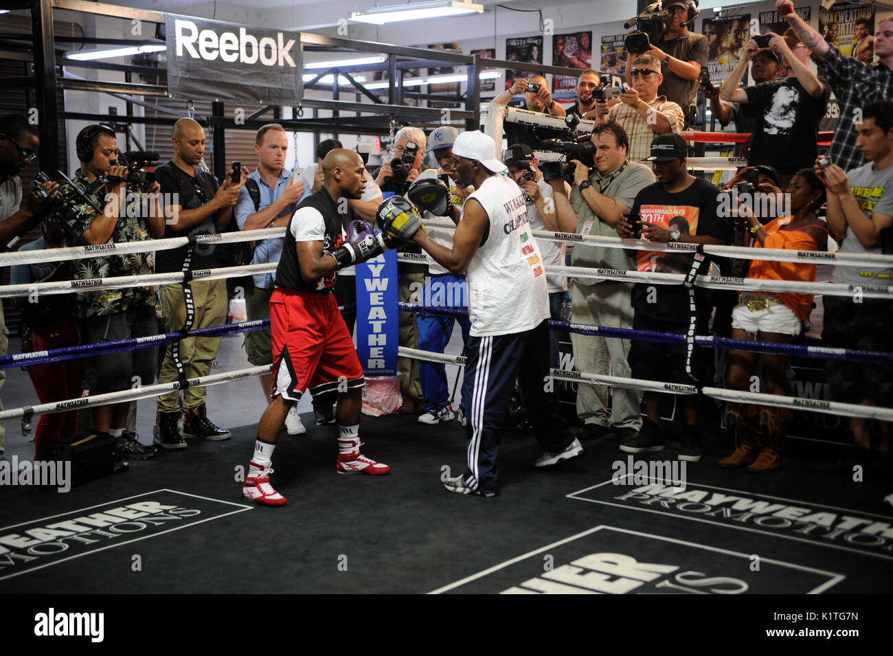 Boxer Floyd Mayweather Jr. trainiert Frontmedien Mayweather Boxing Gym April 24,2012 Las Vegas, Nevada. Stockfoto