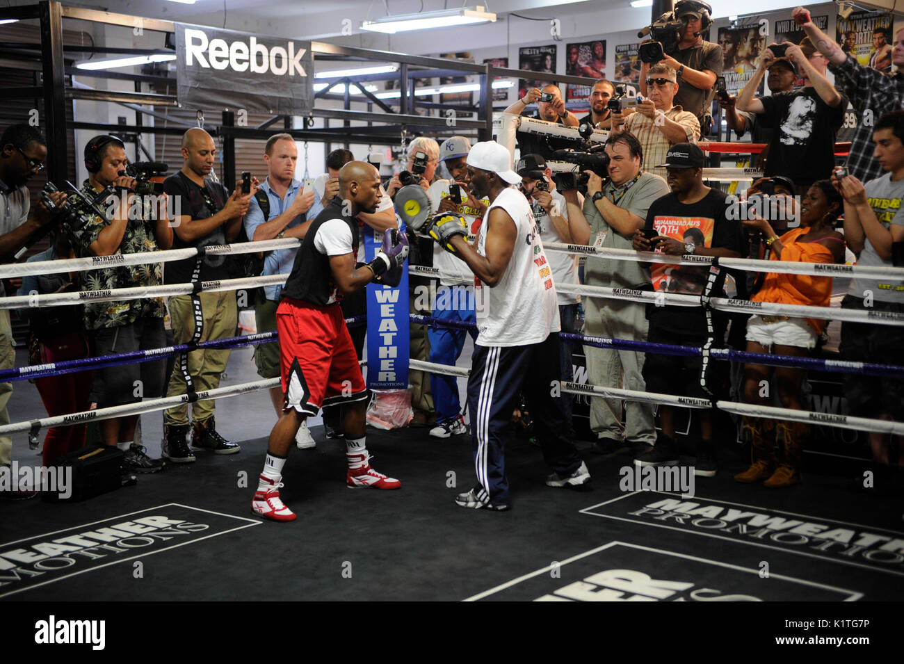Boxer Floyd Mayweather Jr. trainiert Frontmedien Mayweather Boxing Gym April 24,2012 Las Vegas, Nevada. Stockfoto