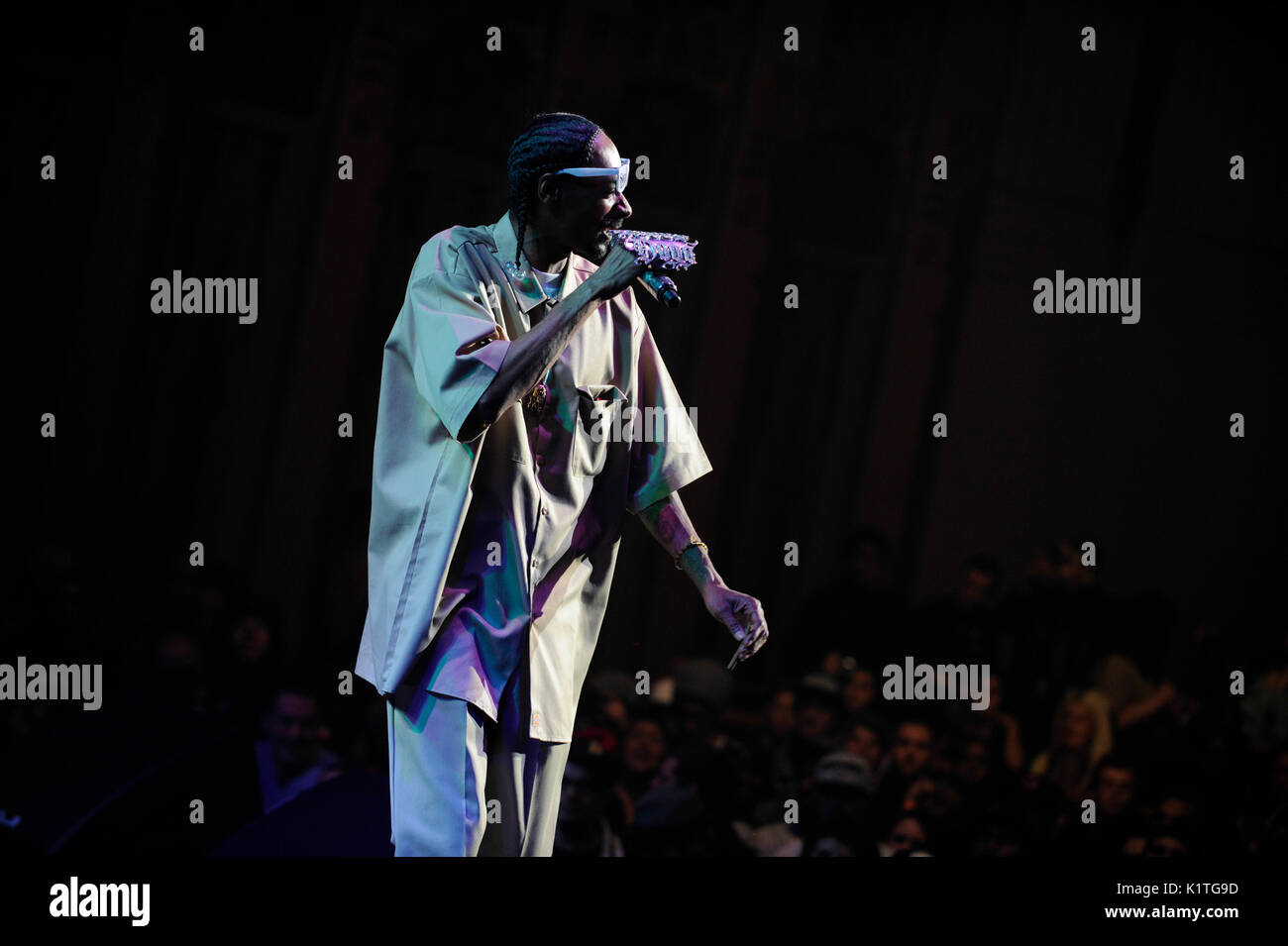 Rapper Snoop Dogg spielt Wiltern Theater Support Snoop Dogg Wiz Khalifa 'MAC Devin: High School Tour' Dezember 13,2011 Los Angeles. Stockfoto