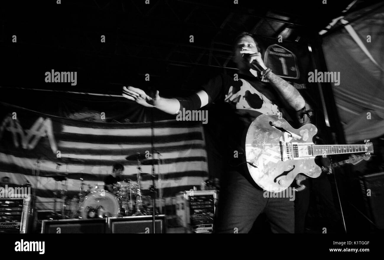 Tom Delonge Angels Airwaves mit 2008 Vans Warped Tour Coors Amphitheater San Diego. Stockfoto