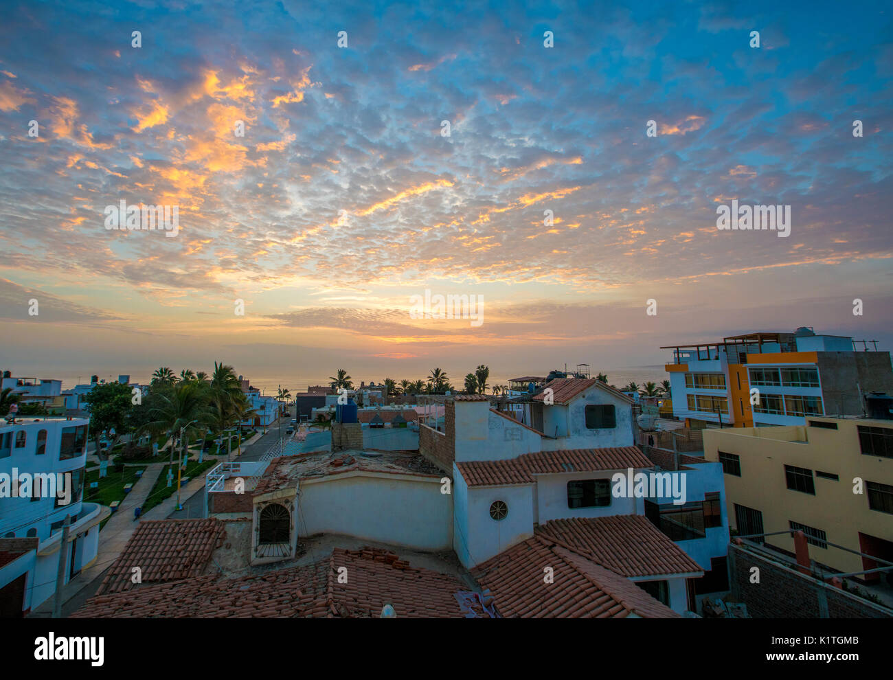 Die Sonne über dem Südamerikanischen Ozean Stadt Cusco, Peru. Stockfoto