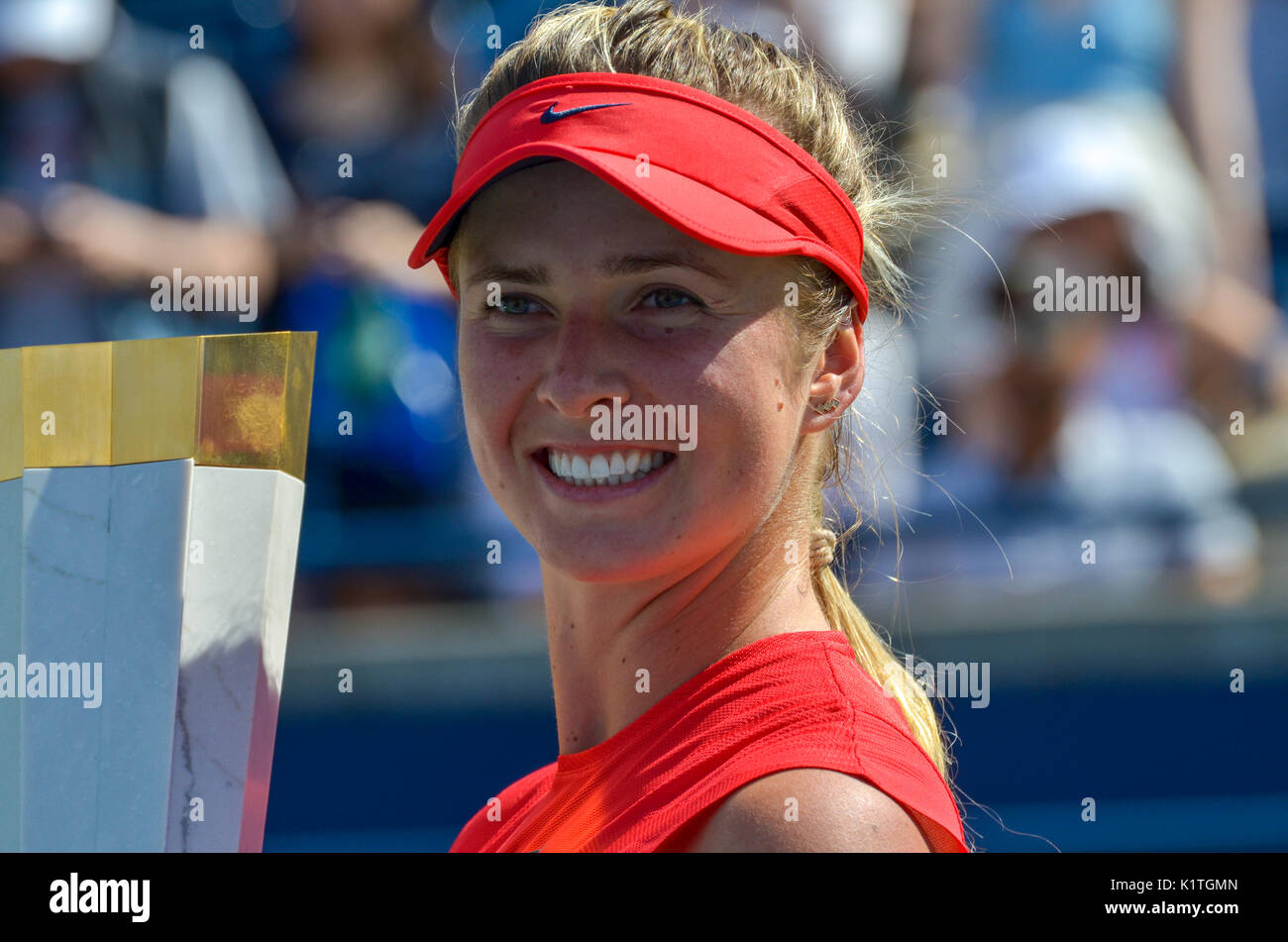 Elina Svitolina feiern ihren Sieg mit dem Jahrestag Maple Leaf Trophäe. Frauen singles Final, Rogers Cup 2017, Toronto, Kanada Stockfoto