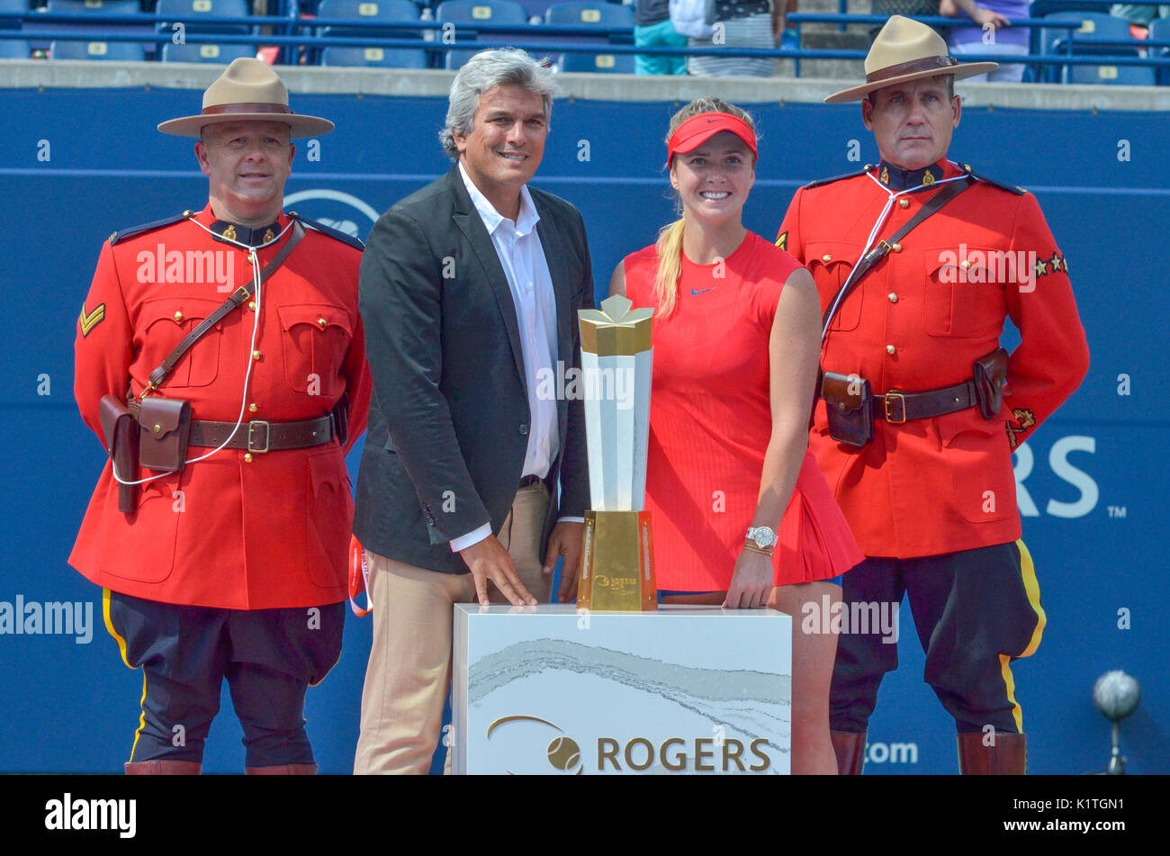 Elina Svitolina feiern ihren Sieg mit dem Jahrestag Maple Leaf Trophäe. Frauen singles Final, Rogers Cup 2017, Toronto, Kanada Stockfoto