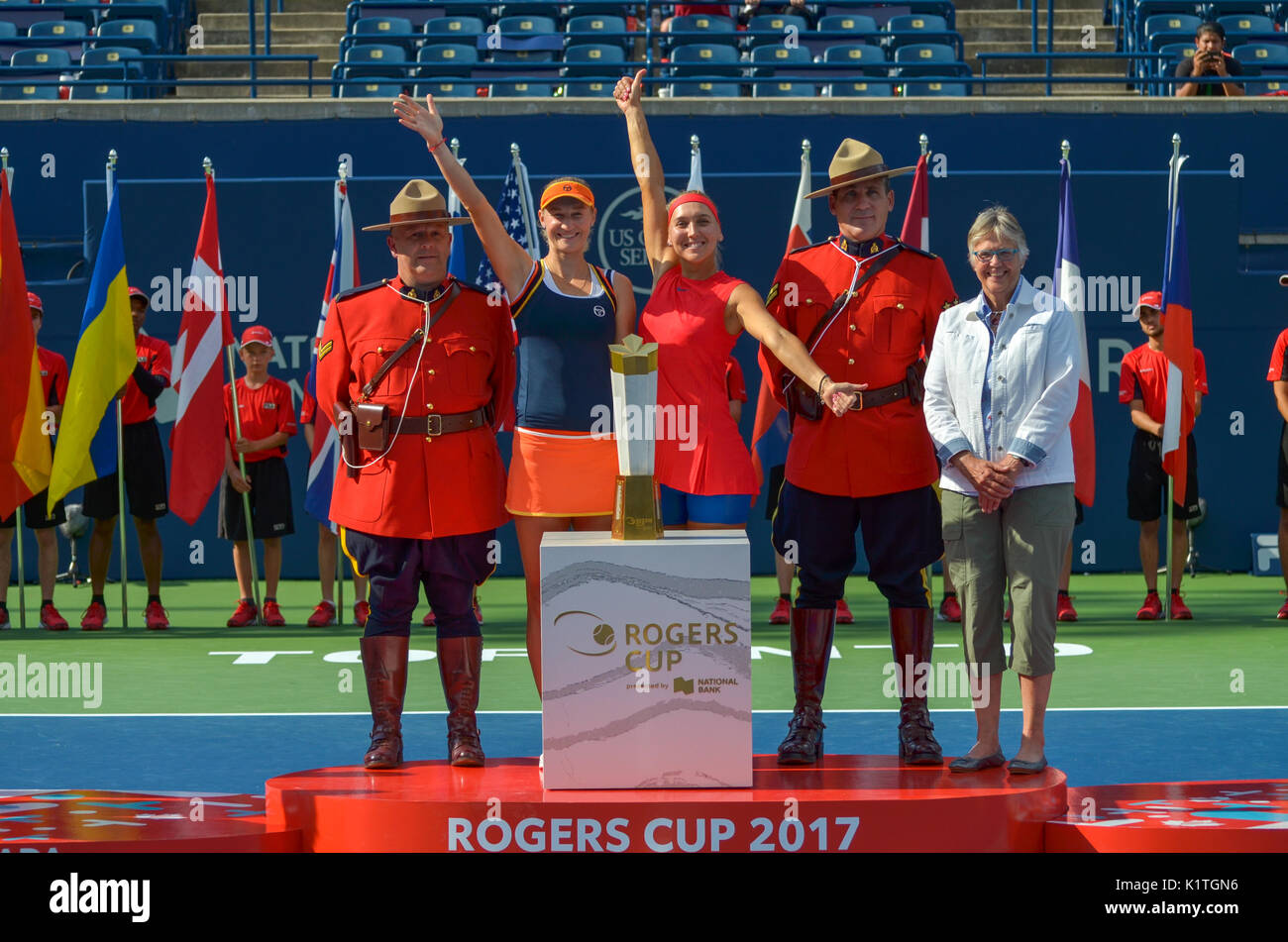 Olympischen tennis Champions Elena Vesnina und Ekaterina Makarova feiern ihren Sieg mit dem Maple Leaf Trophäe. Women's Doubles final, Rogers Cup 2017, Toronto, Kanada Stockfoto