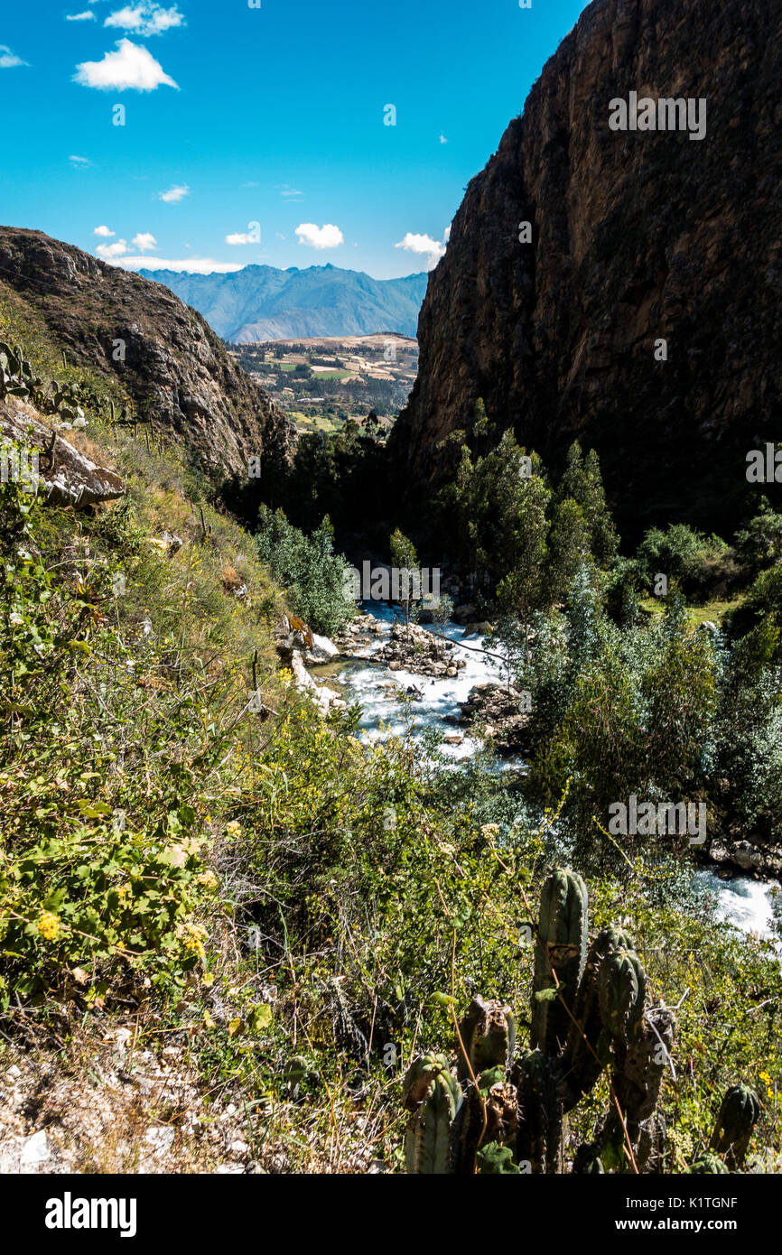 Mit Blick auf die River Valley auf der Santa Cruz Trail im nördlichen Teil der Cordillera Blanca in den Anden von Peru. Stockfoto