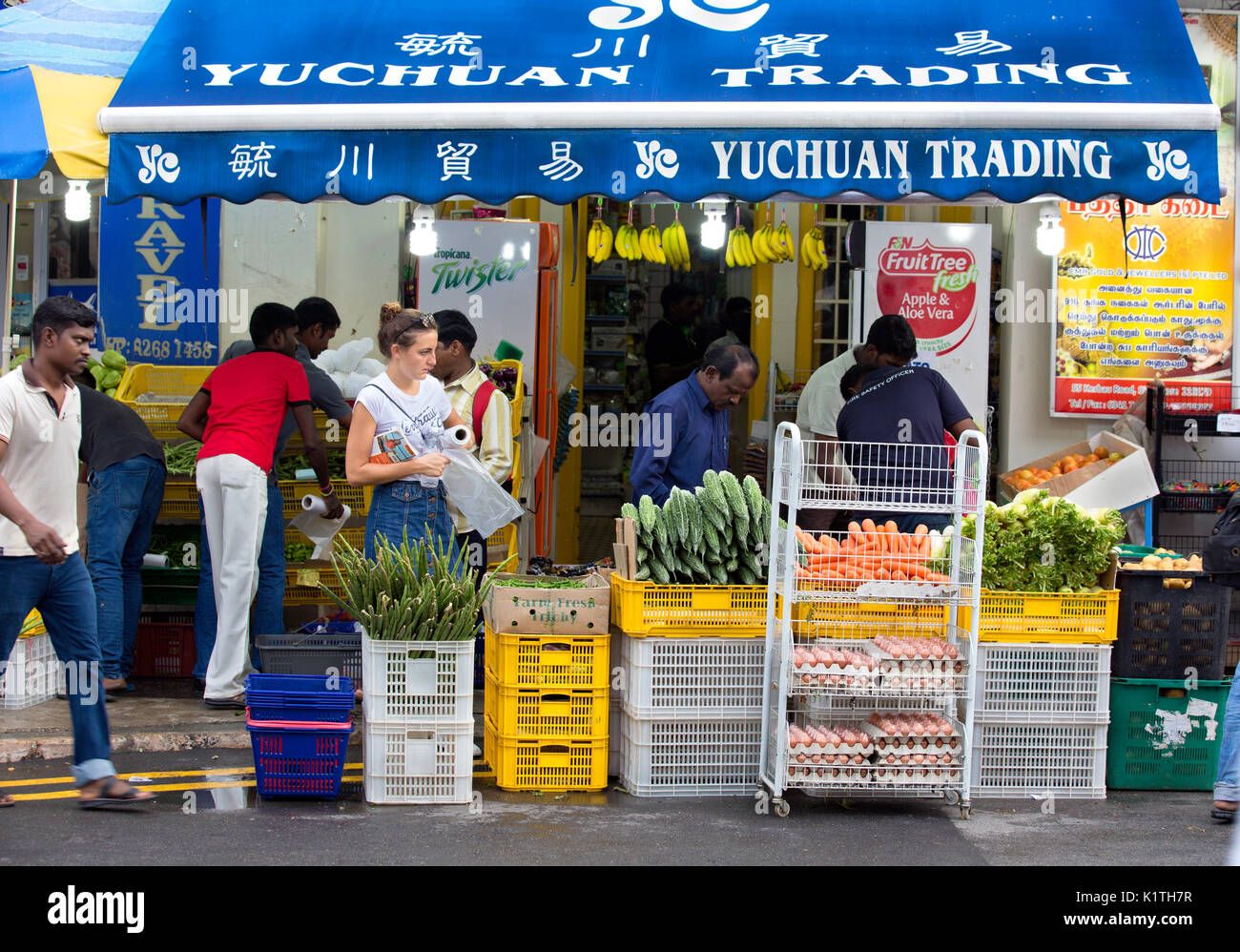 Ausländische Dame touristische und indische Männer beim Einkaufen in Singapurs buntes Gemüse Geschäfte in Little India, Singapur, PRADEEP SUBRAMANIAN Stockfoto