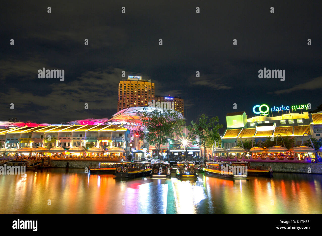 Nachtleben in Clarke Quay (und Riverside) markiert alle Top Bars, Restaurants und Clubs in Was ist Singapurs am meisten pulsierenden nach Einbruch der Dunkelheit auf dem Spielplatz. Stockfoto