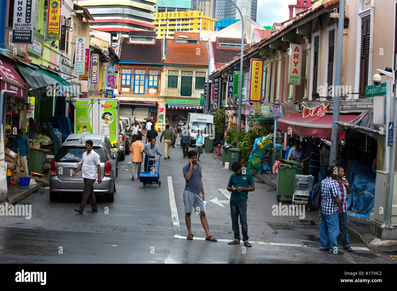 Wanderarbeitnehmer und indische Gemeinschaft Menschen in die bunten Straßen von Little India, Serangoon Road, Asien, Singapur, Pradeep Singapur Stockfoto