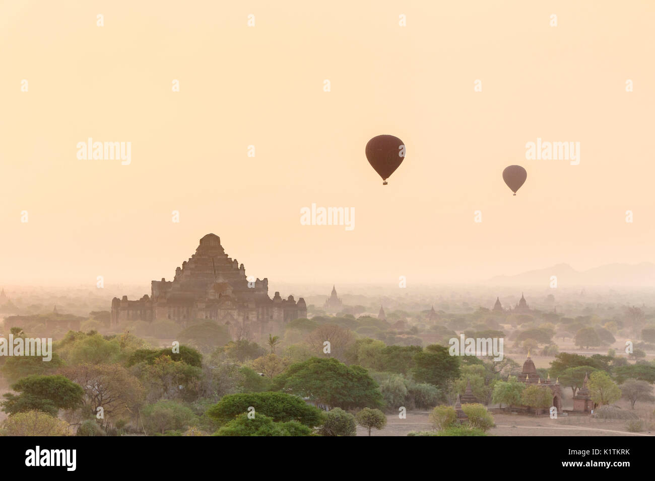 Heißluftballons schweben über Bagan Tempel bei Sonnenaufgang, Bagan, Myanmar Stockfoto