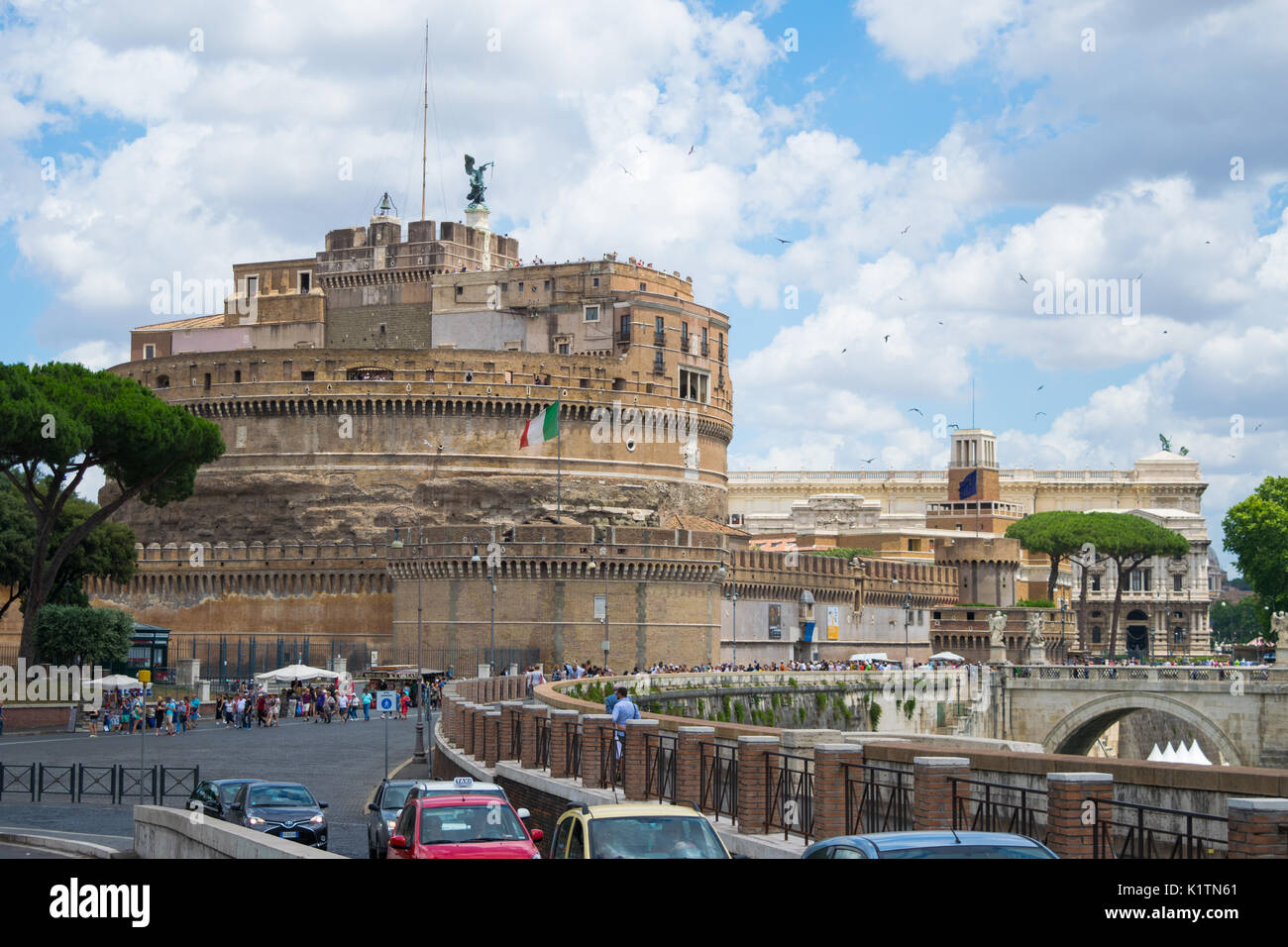 Historischen Gebäude von Castel Sant'Angelo, ehemaliges Gefängnis und Hadrian's Grab, in einem Sommertag, Rom, Italien. Eine beliebte Touristenattraktion, neben bridg Stockfoto