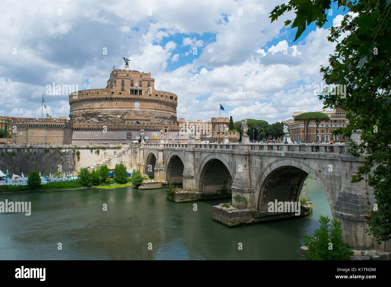 Das historische Gebäude von Castel Sant'Angelo, ehemaliges Gefängnis und Hadrian's Grab, in der Nähe des Tiber und Brücke, an einem Sommertag, Rom, Italien Stockfoto