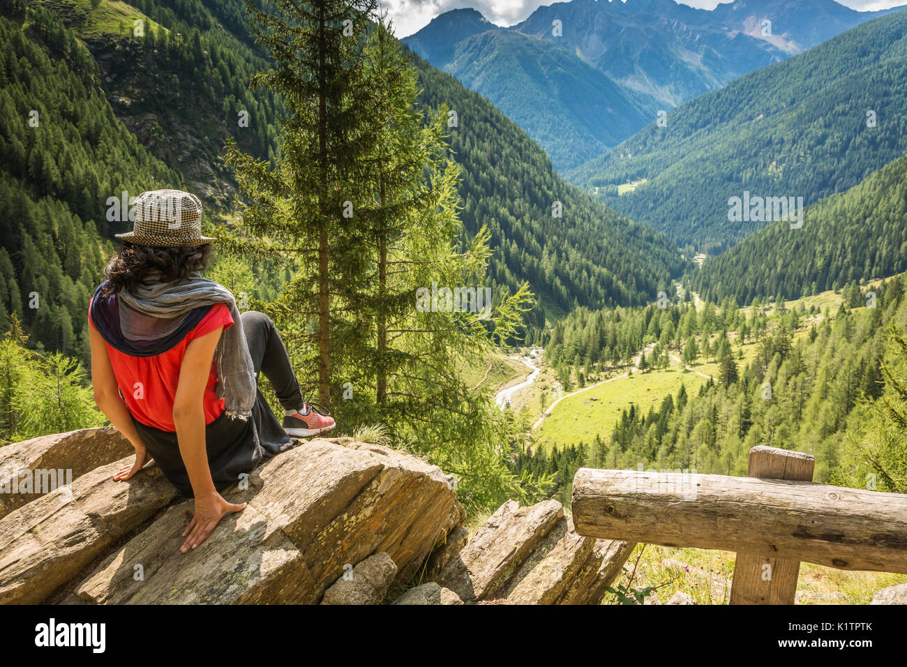 Reisende junge Dame steht auf dem Gipfel des Berges und enjoyng Blick in das Tal. Rabbi Tal, Trentino Alto Adige, Italien Stockfoto