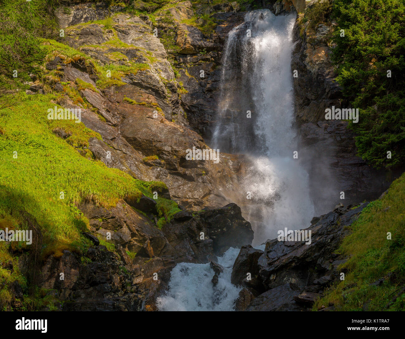 Die Wasserfälle von Saent sind eine der Perlen des Rabbiner-Tals im Trentino-Südtirol, Provinz Trient, Norditalien Stockfoto