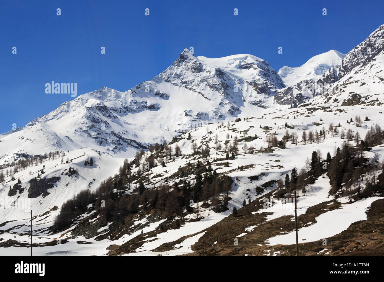 Verschneite Berglandschaft der Diavolezza ski Area von der Bernina Express, Schweiz angesehen Stockfoto