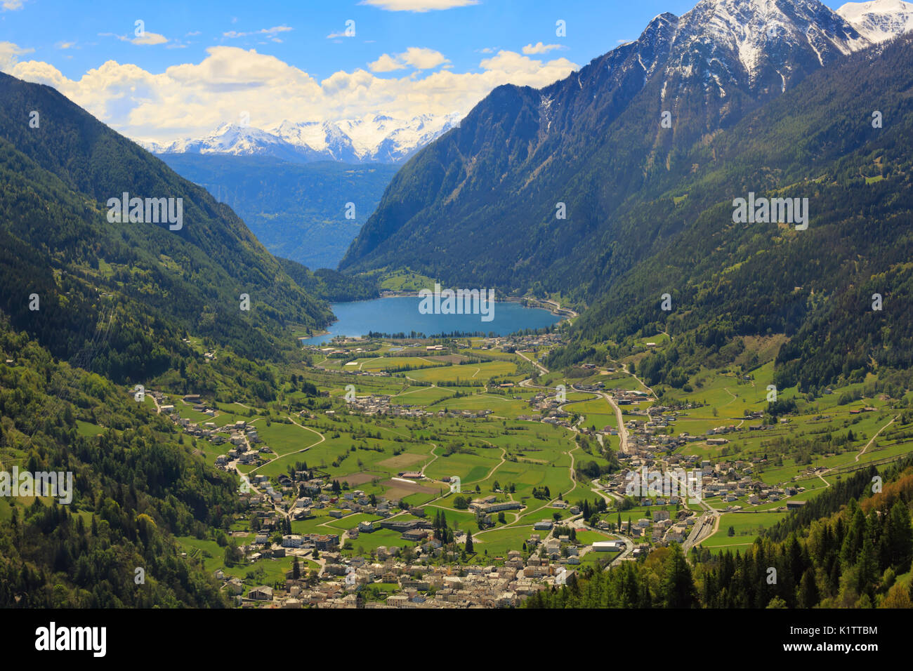 Blick auf den See Poschiavo von der Bernina Express, Schweiz Stockfoto