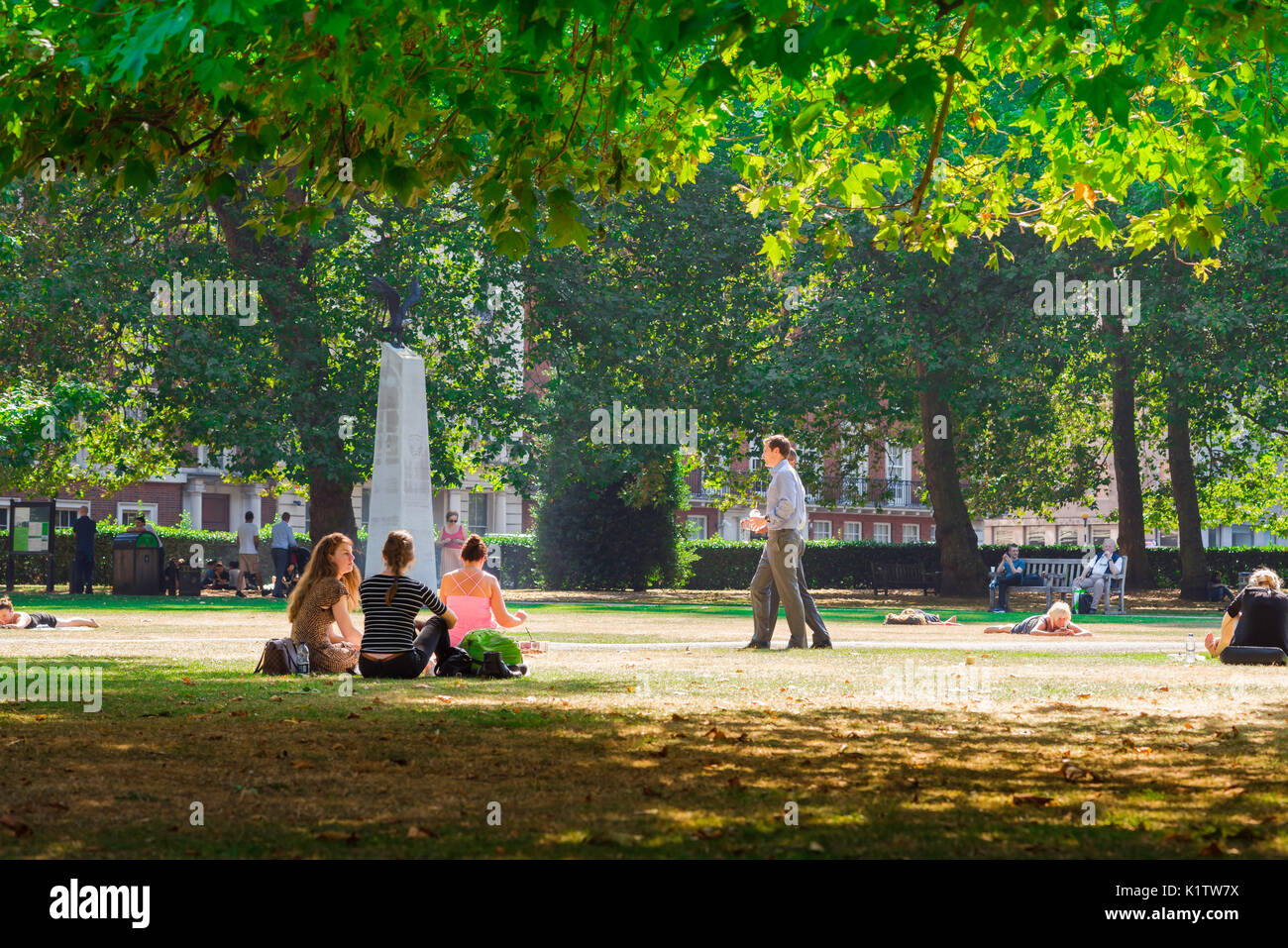 London Square Sommer, Blick auf einen Sommernachmittag von jungen Menschen entspannen in Grosvenor Square, London, England, Großbritannien. Stockfoto