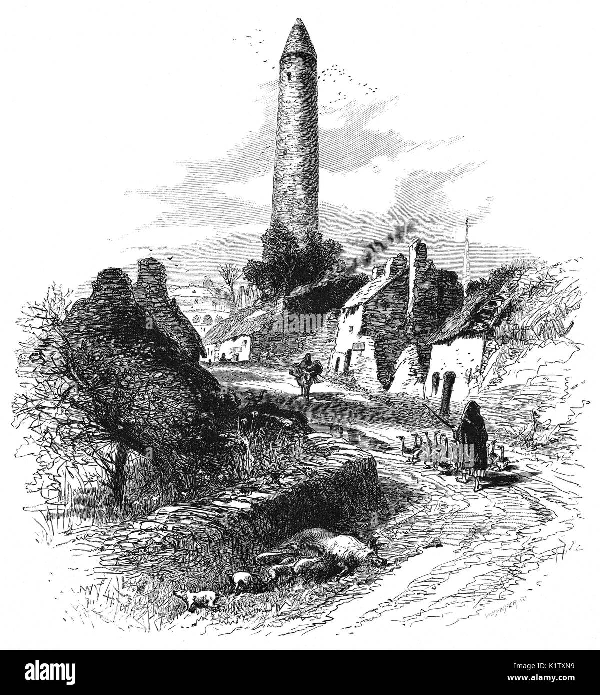 1870: Dorf leben unter den Runden Turm im 5. Jahrhundert das Kloster von St. Patrick in Kilalla, County Mayo, Irland eingeleitet Stockfoto
