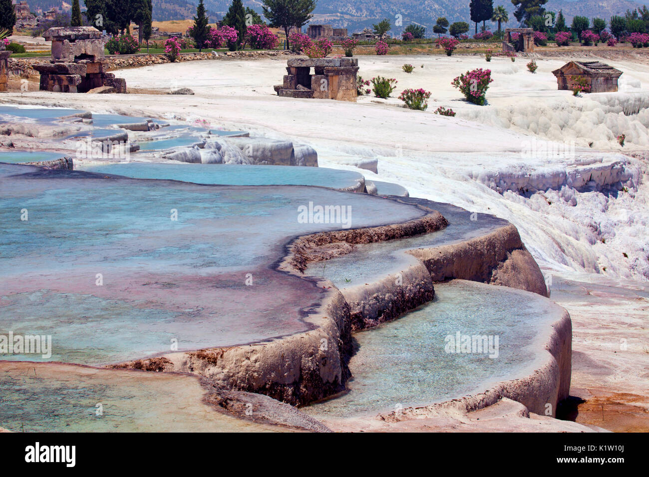 Bild des Pamukkale Baumwolle terrasse Pools in der Türkei. Stockfoto