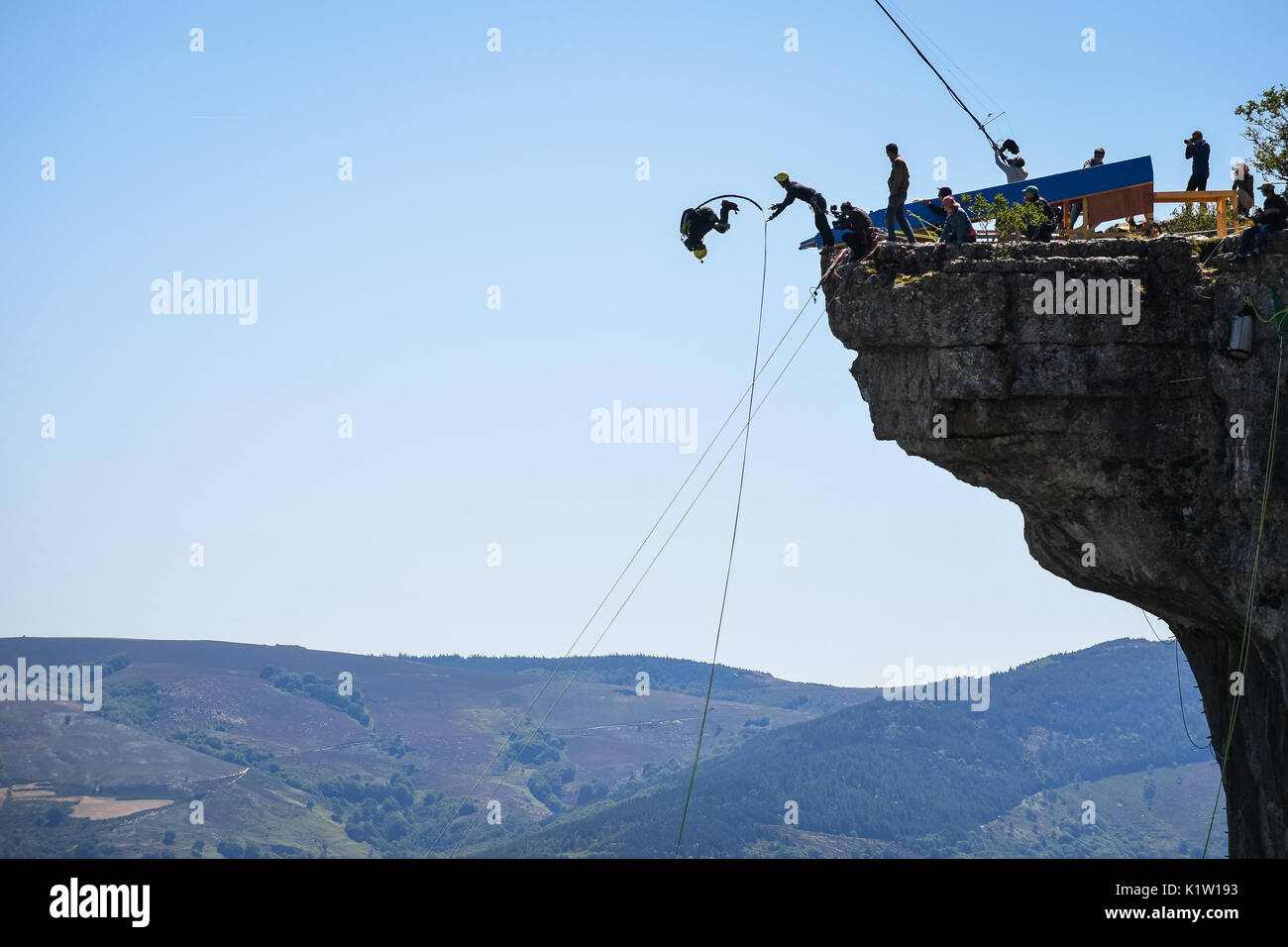 Zu feiern 10 Jahre Programm auf Frankreich TV, Reiten Zone Team (ein TV-Programm über extreme Sport) Aufnahmen in der Natur und in einer speziellen Studio, mit Seilen, 100 Meter über dem Boden. Es ist das französische Team Pyrenaline, die diese Geräte verursachen und sie manipuliert auch ein Seil springen für französische Berühmtheiten, wie der Sänger Joey Starr, oder auch die Schauspieler spielen Largo Winch in Kino, Tomer Sisley. Florac - Frankreich - Juli 2017. Pour célébrer Son 10ème Anniversaire, l'Équipe de Reiten Zone (l'émission de France TV sur les extrêmes Sport), eine Vu les choses en Grands en Tournant sur un Plateau TV Stockfoto