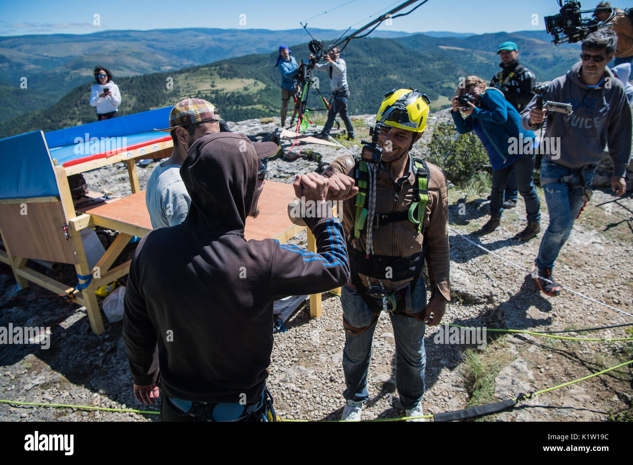 Zu feiern 10 Jahre Programm auf Frankreich TV, Reiten Zone Team (ein TV-Programm über extreme Sport) Aufnahmen in der Natur und in einer speziellen Studio, mit Seilen, 100 Meter über dem Boden. Es ist das französische Team Pyrenaline, die diese Geräte verursachen und sie manipuliert auch ein Seil springen für französische Berühmtheiten, wie der Sänger Joey Starr, oder auch die Schauspieler spielen Largo Winch in Kino, Tomer Sisley. Florac - Frankreich - Juli 2017. Pour célébrer Son 10ème Anniversaire, l'Équipe de Reiten Zone (l'émission de France TV sur les extrêmes Sport), eine Vu les choses en Grands en Tournant sur un Plateau TV Stockfoto