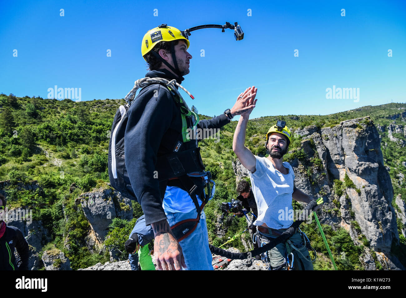Zu feiern 10 Jahre Programm auf Frankreich TV, Reiten Zone Team (ein TV-Programm über extreme Sport) Aufnahmen in der Natur und in einer speziellen Studio, mit Seilen, 100 Meter über dem Boden. Es ist das französische Team Pyrenaline, die diese Geräte verursachen und sie manipuliert auch ein Seil springen für französische Berühmtheiten, wie der Sänger Joey Starr, oder auch die Schauspieler spielen Largo Winch in Kino, Tomer Sisley. Florac - Frankreich - Juli 2017. Pour célébrer Son 10ème Anniversaire, l'Équipe de Reiten Zone (l'émission de France TV sur les extrêmes Sport), eine Vu les choses en Grands en Tournant sur un Plateau TV Stockfoto