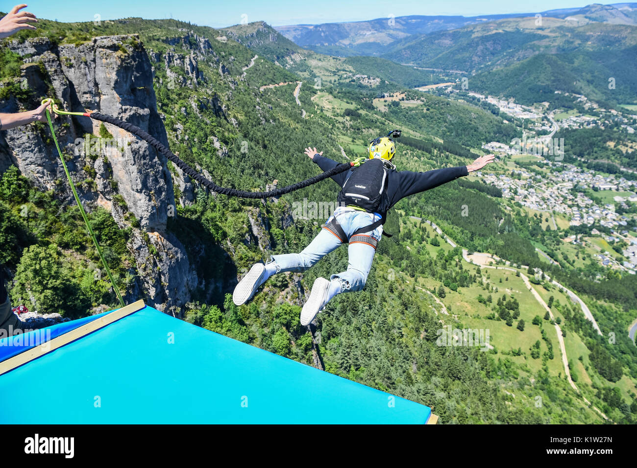 Zu feiern 10 Jahre Programm auf Frankreich TV, Reiten Zone Team (ein TV-Programm über extreme Sport) Aufnahmen in der Natur und in einer speziellen Studio, mit Seilen, 100 Meter über dem Boden. Es ist das französische Team Pyrenaline, die diese Geräte verursachen und sie manipuliert auch ein Seil springen für französische Berühmtheiten, wie der Sänger Joey Starr, oder auch die Schauspieler spielen Largo Winch in Kino, Tomer Sisley. Florac - Frankreich - Juli 2017. Pour célébrer Son 10ème Anniversaire, l'Équipe de Reiten Zone (l'émission de France TV sur les extrêmes Sport), eine Vu les choses en Grands en Tournant sur un Plateau TV Stockfoto
