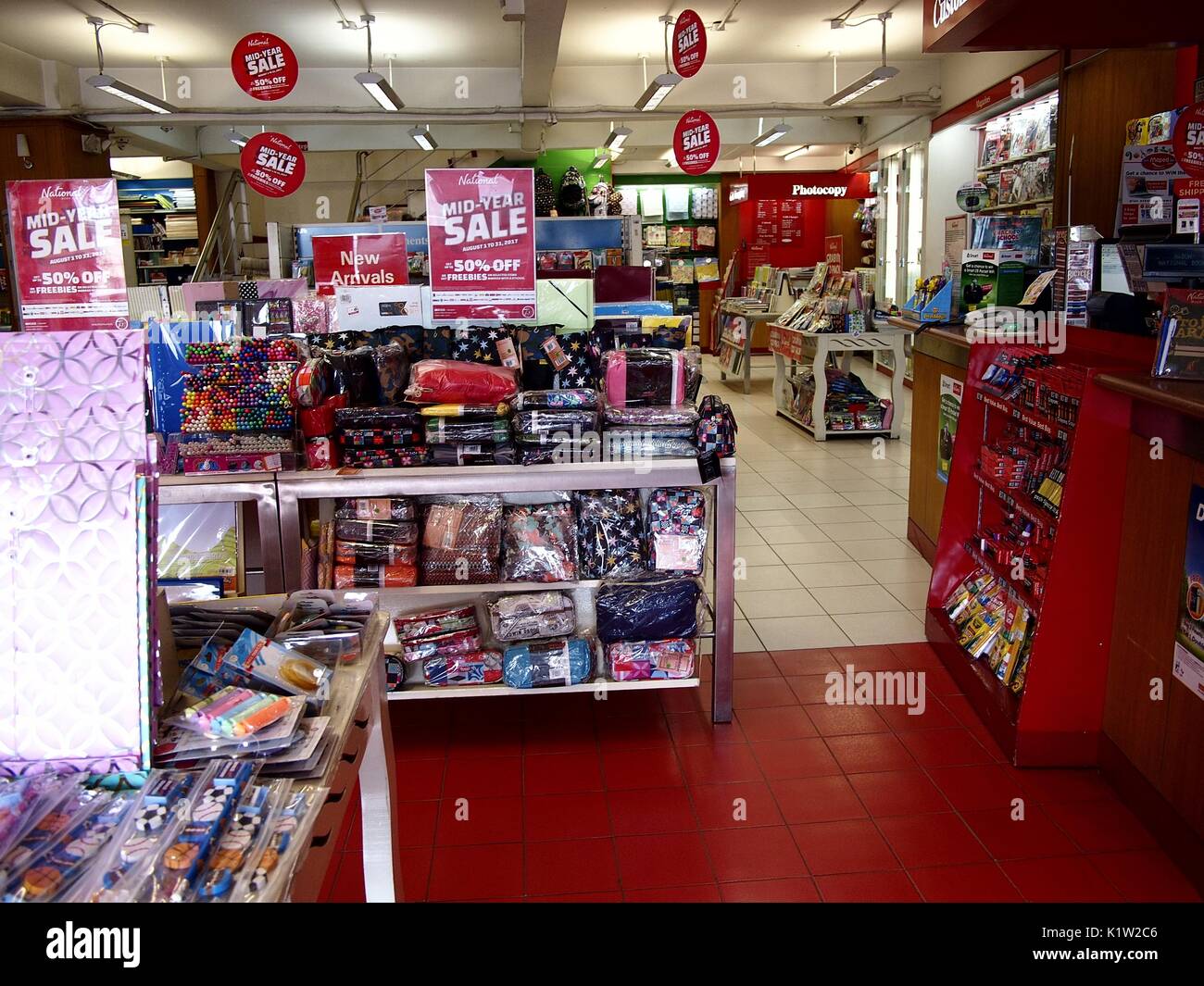 ANTIPOLO CITY, Philippinen - 23. AUGUST 2017: Schul- und Büromaterial zum Verkauf an eine Buchhandlung. Stockfoto