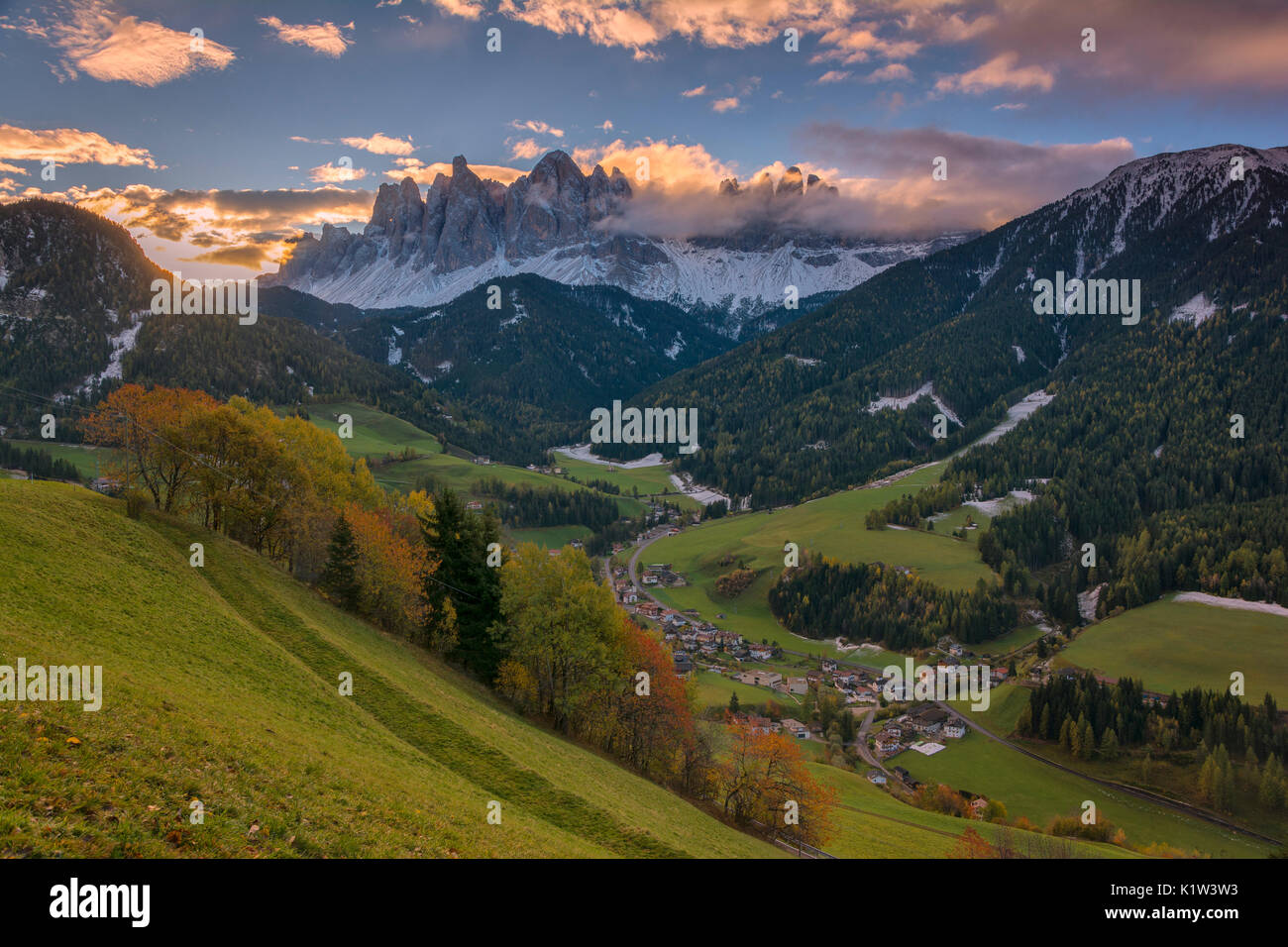 Herbst Sonnenaufgang, Geisler Naturpark, Südtirol, Italien Stockfoto
