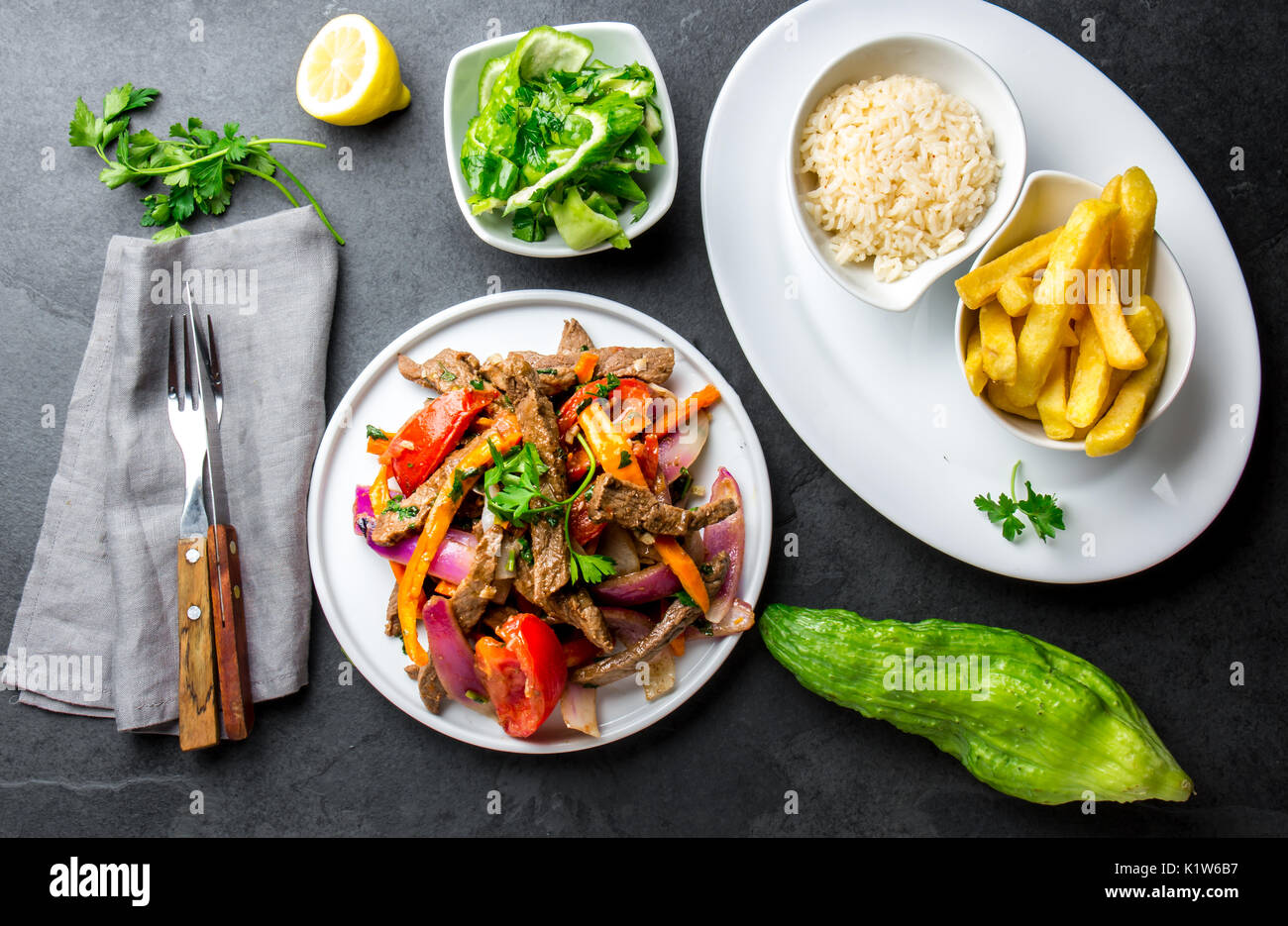 Peruanisches Gericht Lomo Saltado - Rinderfilet mit lila Zwiebel, gelbe ...