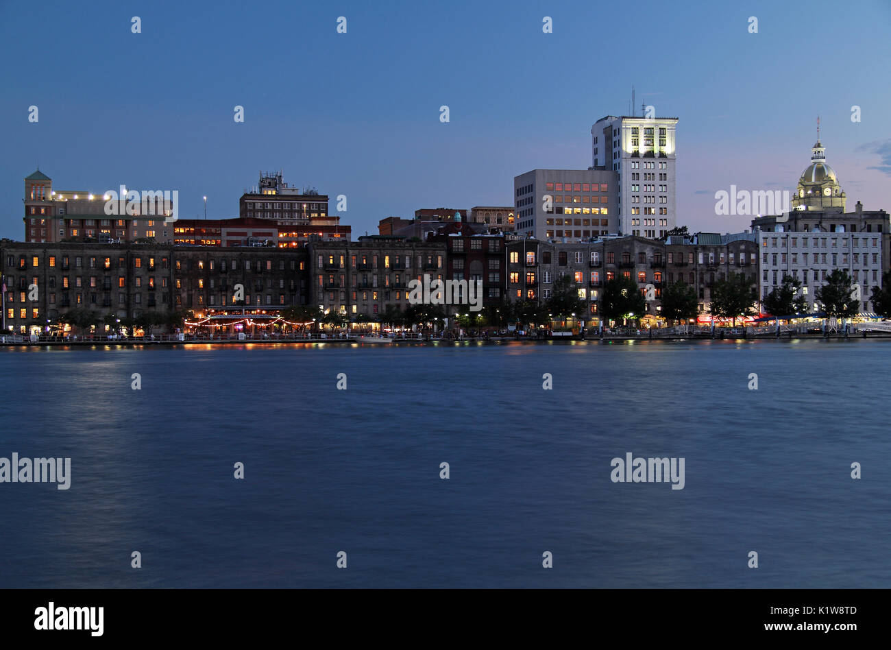 Die wunderschöne Savannah Skyline verfügt über eine Fülle von historischen Gebäuden, die eine wichtige Rolle in der Baumwollindustrie und Wirtschaft des alten Südens gespielt Stockfoto