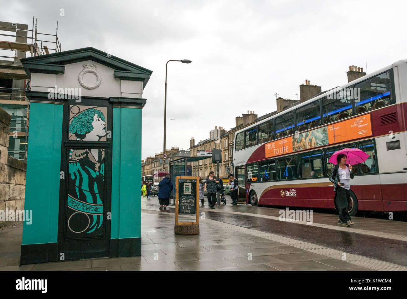 Dekorative Polizei rufen Box mit Leith motto Durchhalten, Leith Walk. Edinburgh, Schottland, Großbritannien mit Fußgängern und Lothian Bus vorbei gehen. Stockfoto