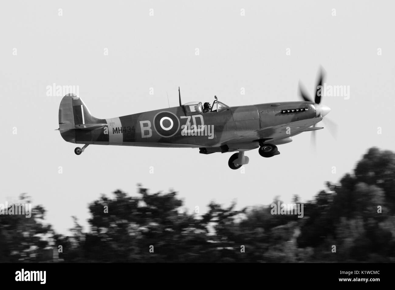 Supermarine Spitfire Mk IX klassische britische Weltkrieg 2 Kampfflugzeug fliegen am Start für eine Anzeige. Seitenansicht Foto umgewandelt in den Schwarzweiß-Modus. Stockfoto