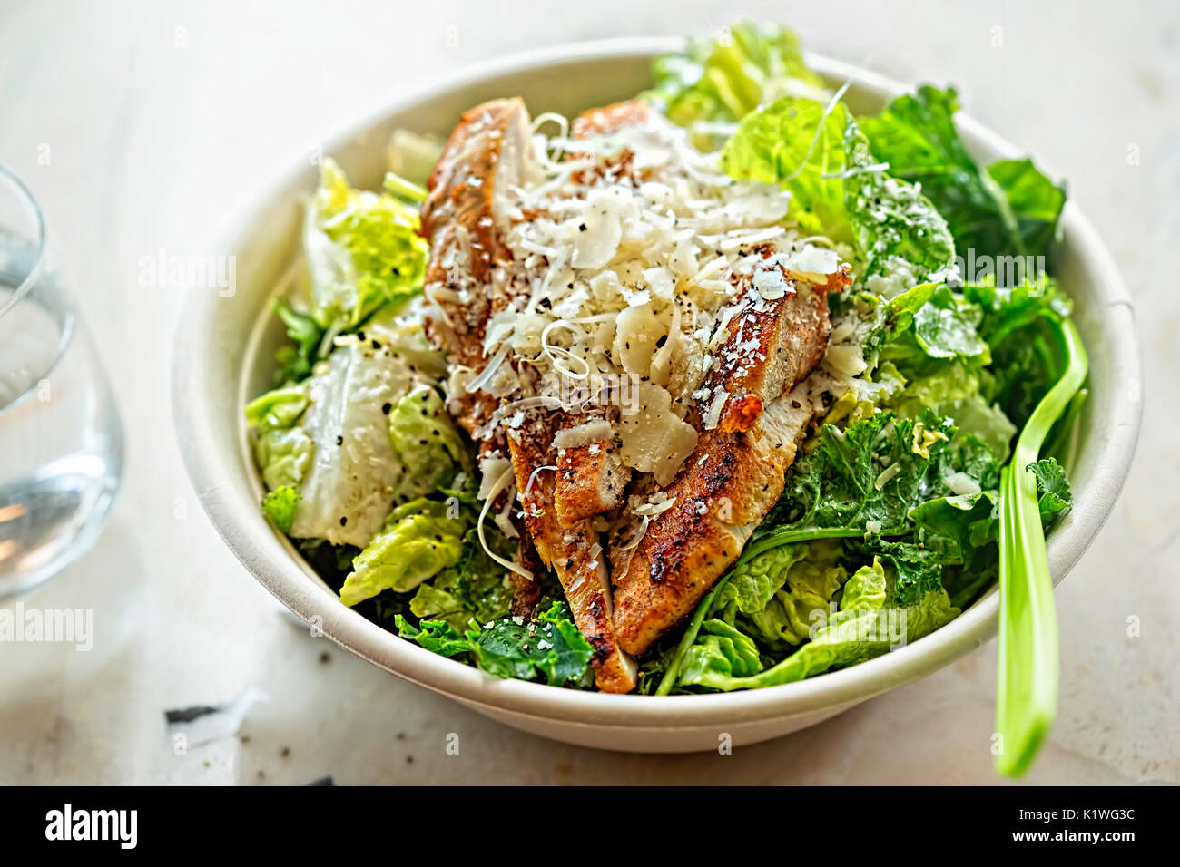 Chicken Ceasar Salat mit gegrilltem Huhn, Parmesan und Dressing Stockfoto