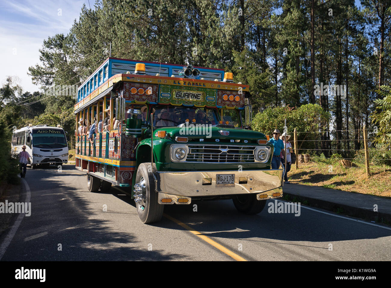 August 6, 2017 Medellin, Kolumbien: Die alten bunten Busse genannt "Chiva" für Transport und als Party Bus während der jährlichen Flower Festival in Sa verwendet Stockfoto