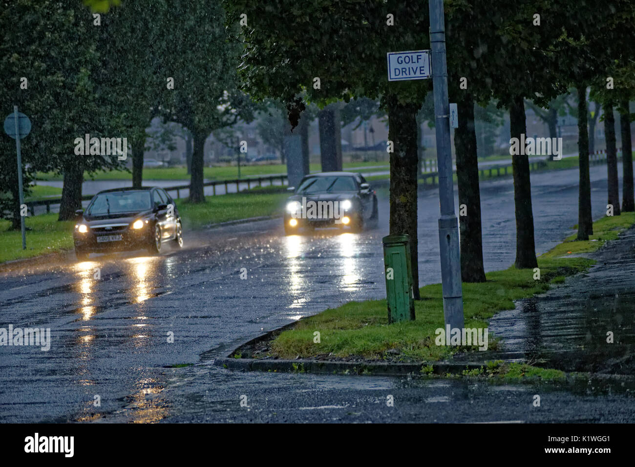 Starker Regen und frühe Dunkelheit sorgen für atrocious Fahrbedingungen an der Great Western Road, wird der Pfad zu den Western Highlands von Glasgow Stockfoto